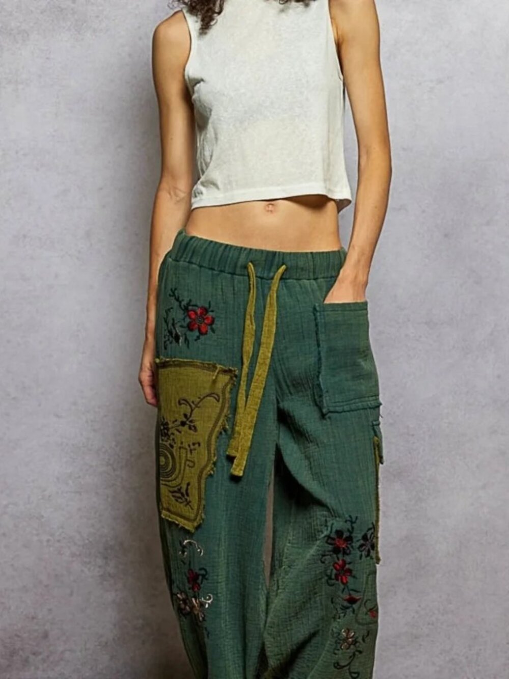 NWOT POL Green Floral Embroidered Joggers size- MEDIUM